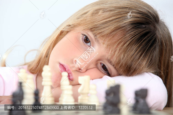 無聊女孩下棋
