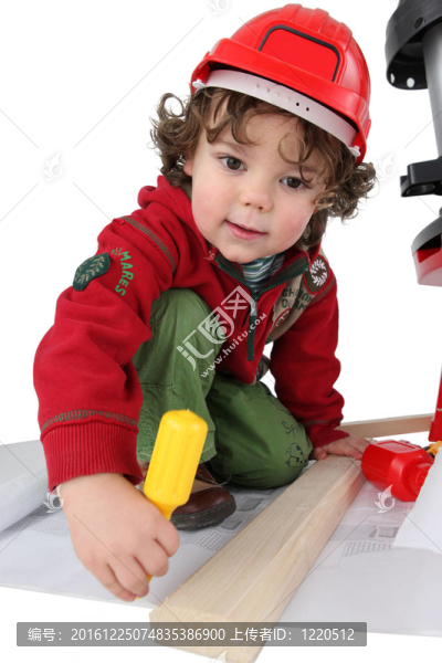 小男孩玩玩具車間