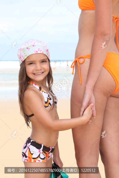 母親和孩子的手