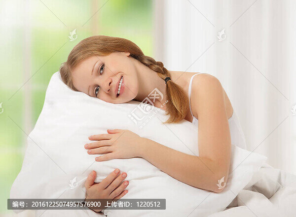 夢中美女坐在床上抱著枕頭