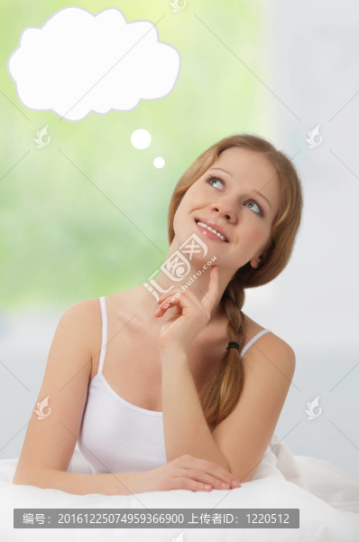 夢中美麗的女孩在床上仰望空蕩的空間和夢想的東西