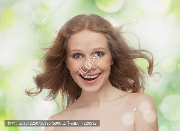 美麗開朗的女孩，在夏日的春天和夏天的綠色背景上飄動的頭發(fā)