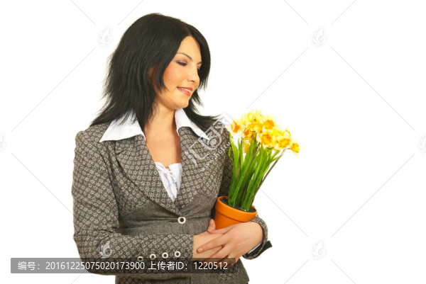 擁抱鮮花的快樂女人