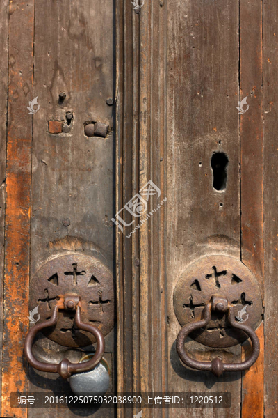 舊的金屬門(mén)把手的門(mén)環(huán)