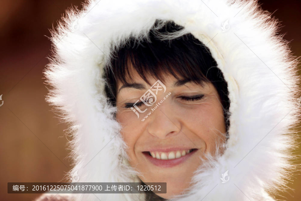 冬天穿大衣的女人很溫暖