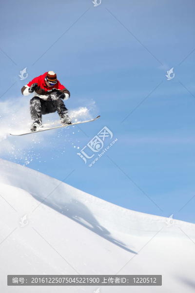 人表演跳上滑雪板