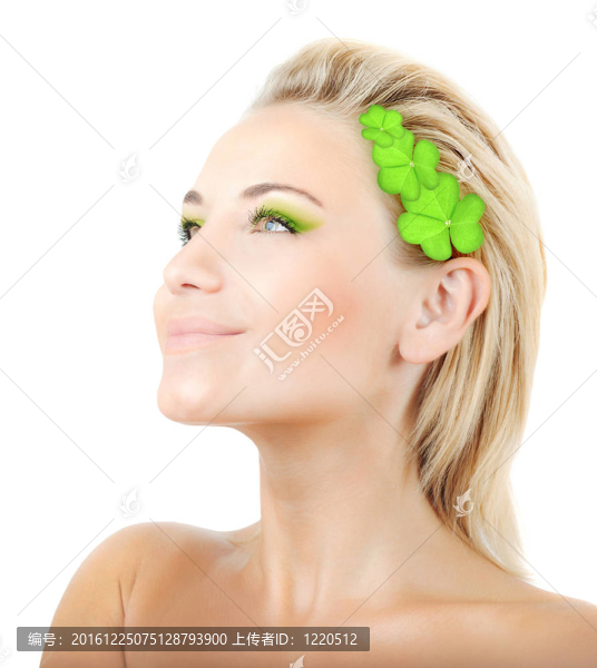 美麗的女人與三葉草花圈