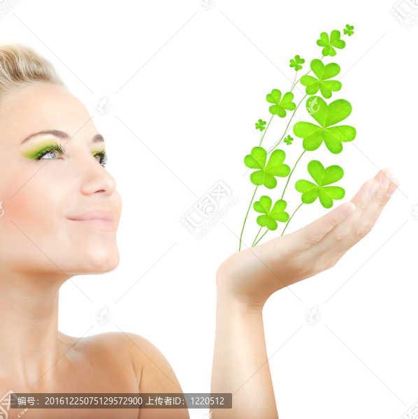 抱三葉草的美麗女人
