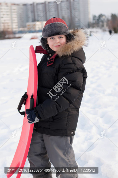 一個男孩和一個雪橇的肖像