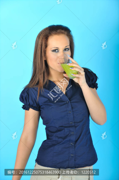 喝果汁的女孩