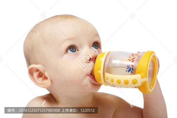 嬰兒與她的嬰兒奶瓶
