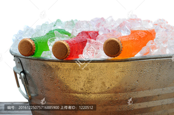 派對桶里的蘇打水瓶