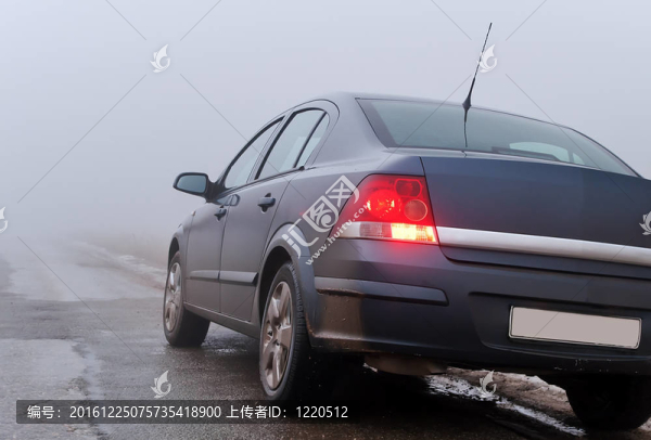 霧路上的汽車