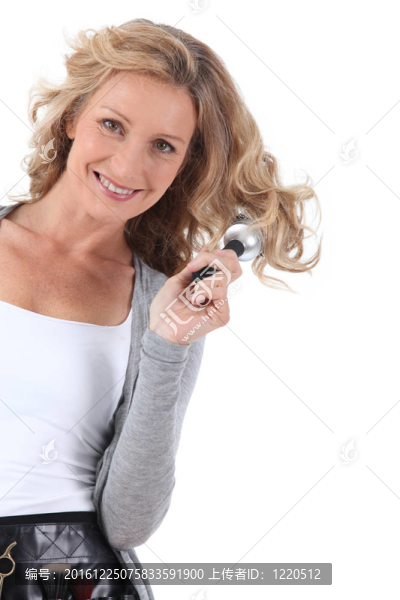 金發(fā)女子站著梳頭