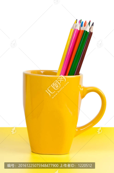 彩色鉛筆在黃色的杯子。