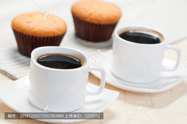 兩杯咖啡和蛋糕