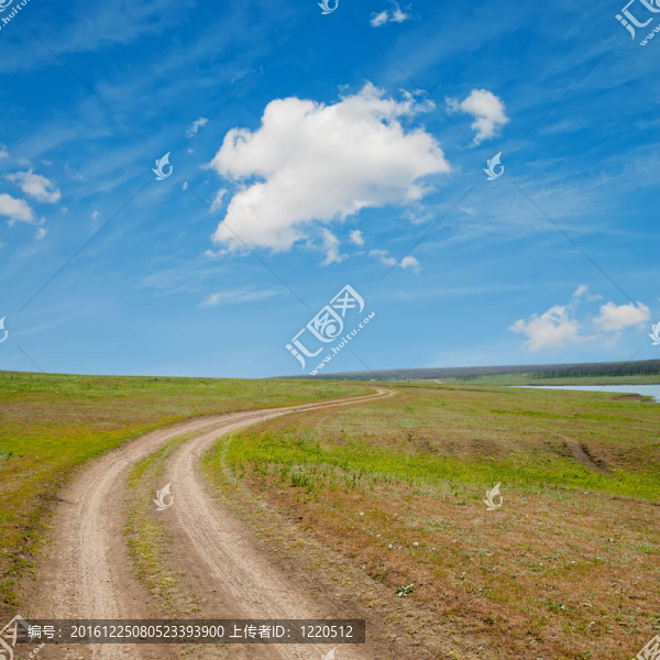 蜿蜒的鄉(xiāng)村公路在多云的天空下地平線