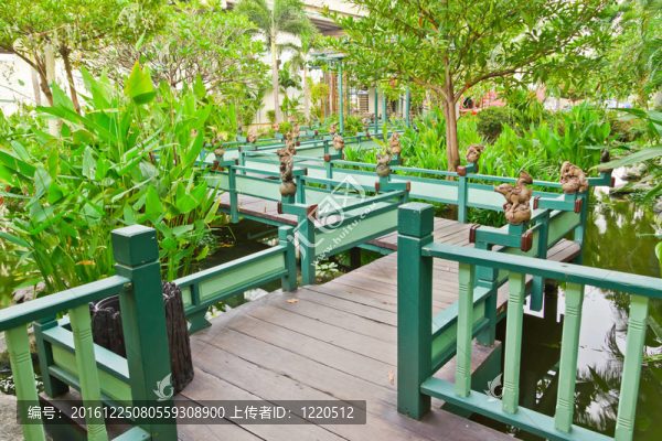 花園里的木橋