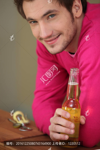 男人喝啤酒