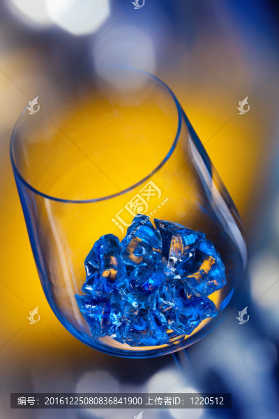 冰在彩色背景的酒杯