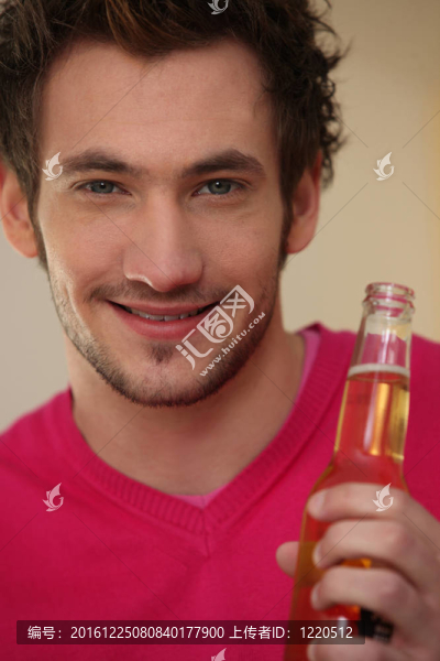 微笑的人帶著一瓶啤酒