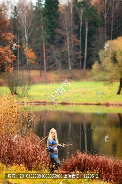 女人釣魚