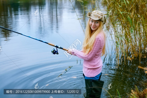 女人釣魚