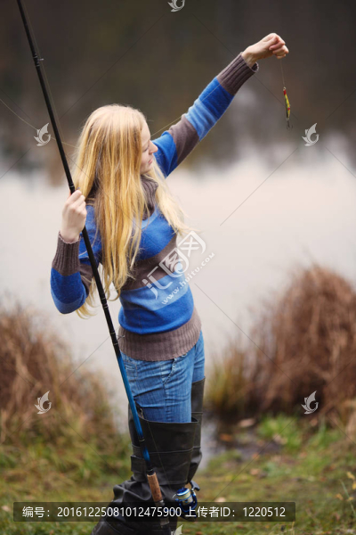 女人釣魚(yú)