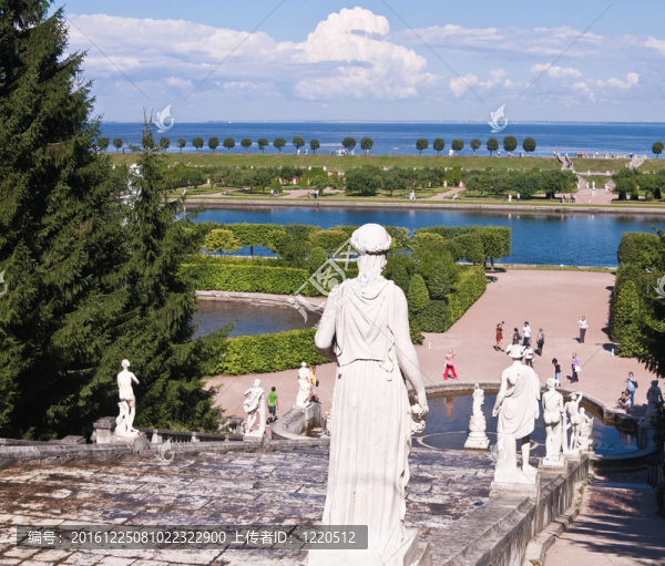 在級(jí)聯(lián)金山雕塑；Peterhof。俄羅斯