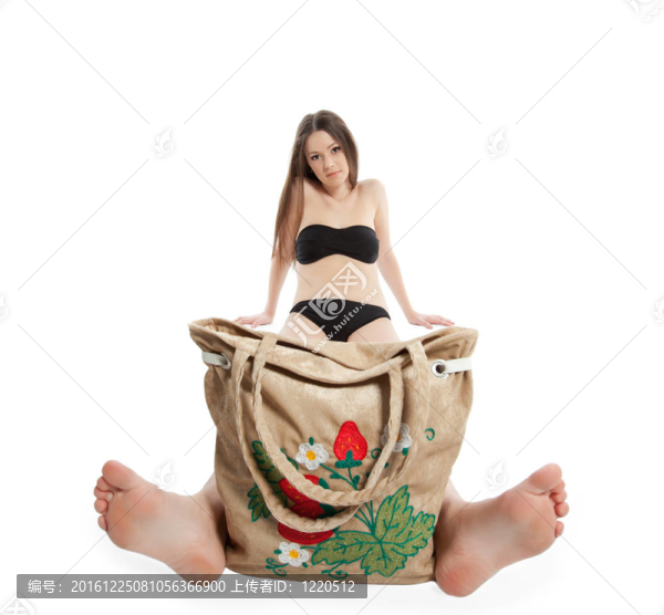 有趣的沙灘袋坐在黑色的比基尼女孩