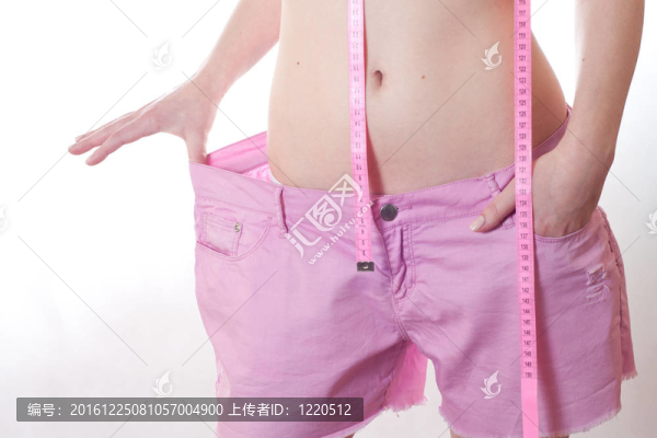 這個女孩表現(xiàn)得越來越瘦