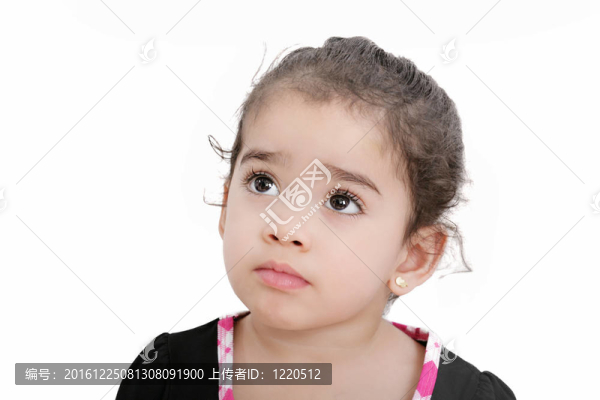 漂亮女孩抬頭；空間插入文字或圖案