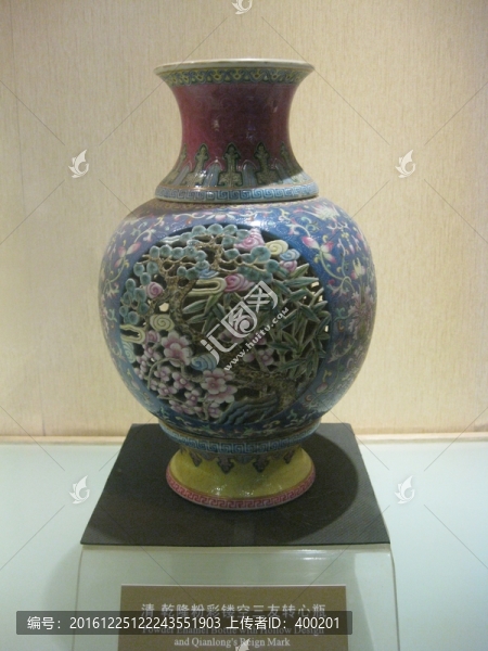 乾隆粉彩鏤空三友轉(zhuǎn)心瓶
