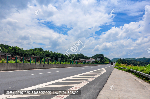高速公路藍(lán)天白云