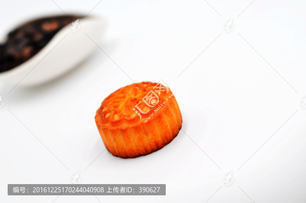 散落在白色背景上的西瓜子
