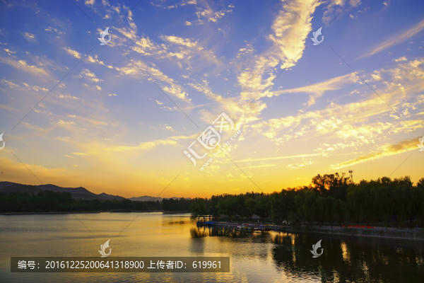 晚霞湖水