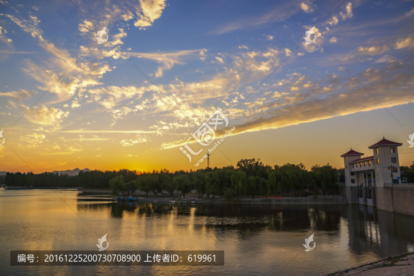 晚霞湖水