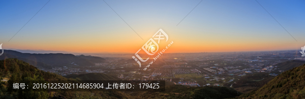 西山遠(yuǎn)眺北京城西城區(qū)日出