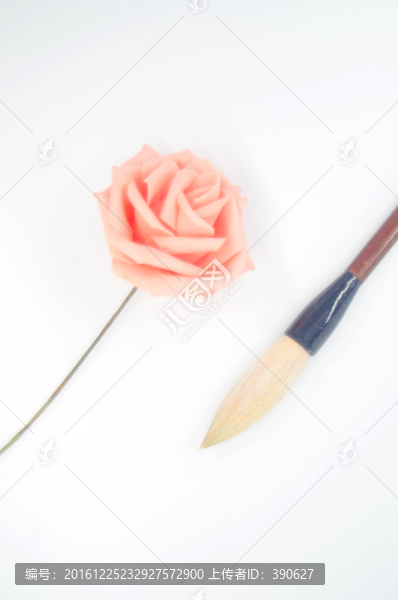 玫瑰花和毛筆