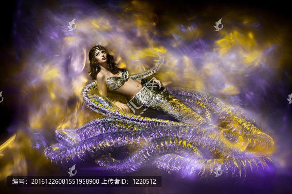 幻想中的美麗女人。時尚時尚蛇服
