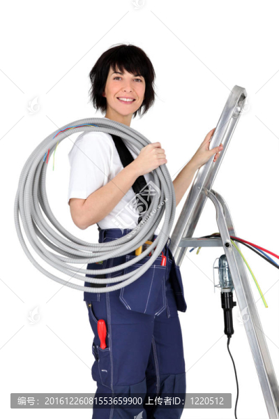 站在梯子旁的女勞工