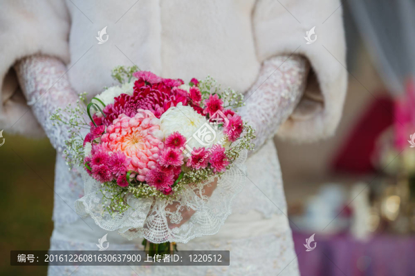 新娘手捧婚禮花束