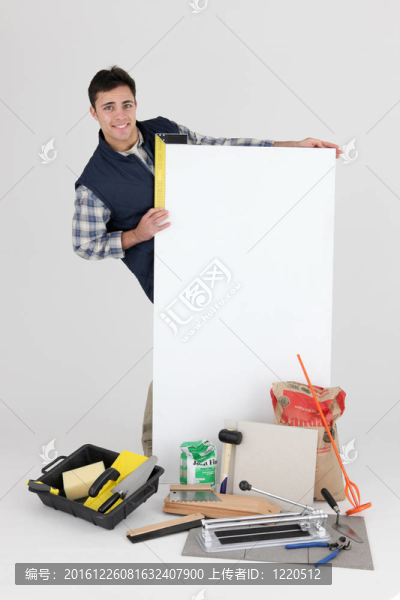 瓷磚鉗工用他的工具；建筑材料和空白標(biāo)志