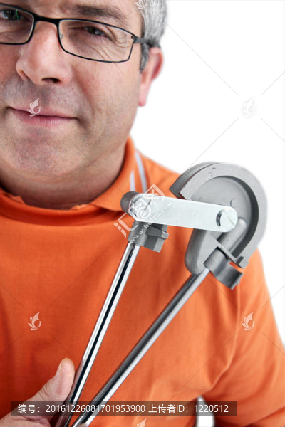 男子用扳手