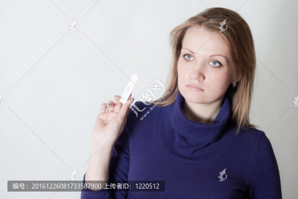 懷孕測(cè)試的女孩