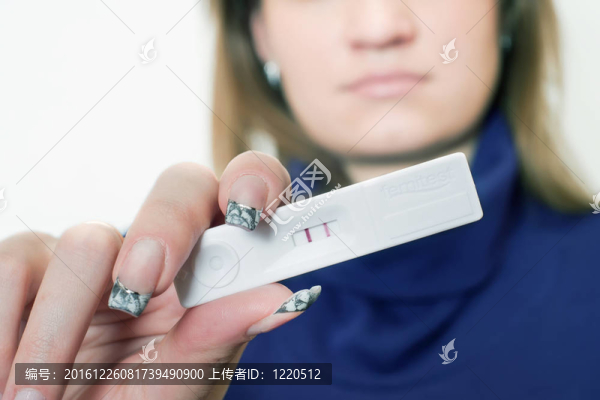 懷孕測(cè)試的女孩