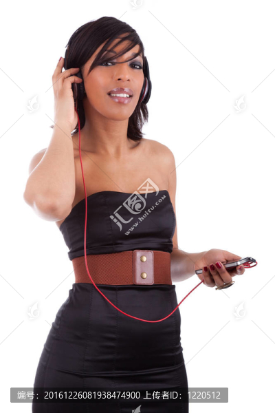 年輕漂亮的黑衣女人在聽音樂