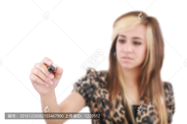 年輕婦女手拿筆簽支票箱。手上的焦點(diǎn)