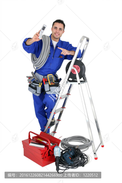 男性電工設(shè)備所包圍