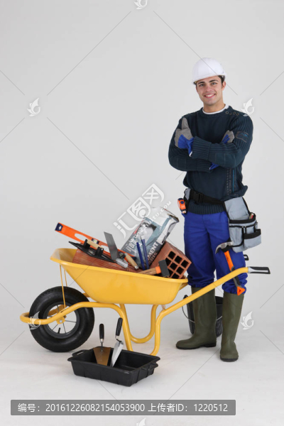 建設(shè)者站在手推車(chē)的設(shè)備